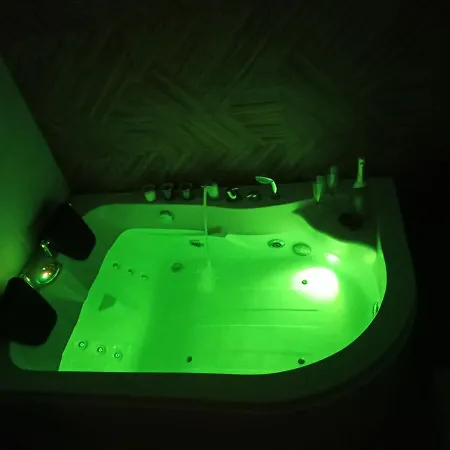 Апартаменты Z Jacuzzi I Sauna Радом